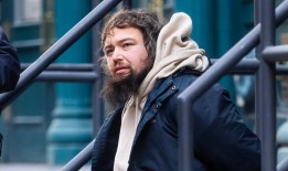 一名男子在泰勒·斯威夫特的纽约家附近两次被捕，被控跟踪