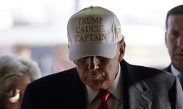 唐纳德·特朗普赢得爱荷华州党团会议