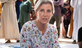 苏菲在乍得见到逃离苏丹内战的难民后感动得流下了眼泪