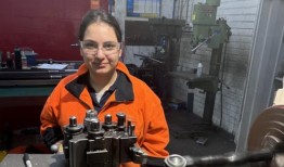 拉维娜每周用两天的时间来做金属作业