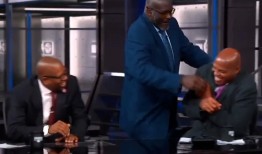 当他们取笑德拉蒙德·格林和鲁迪·戈贝尔时，沙奎尔·奥尼尔把查尔斯·巴克利锁在了头