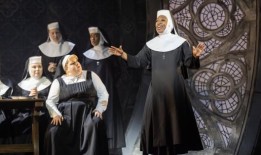 图：看看贝弗利·奈特主演的《姐妹行动》在伦敦西区的回归吧