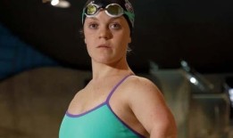 艾莉·西蒙斯说母亲收养孩子没有错