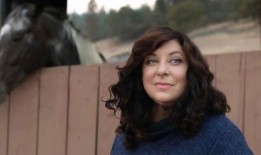 拜登的原告塔拉·里德起诉司法部，要求在所谓的“联邦调查局行动”后赔偿数百万美元