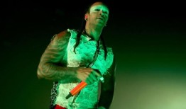 神童乐队主唱马克西姆：“基思·弗林特死后，我烧掉了我的作品”