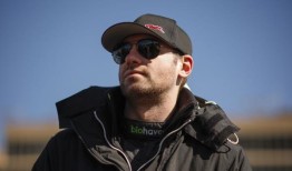 据报道，纳斯卡赛车手因涉嫌性侵女子再次被捕，被无限期停职