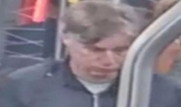 当一名男子持刀横冲直撞时，惊恐的母亲把女儿们挡在车站候车室里