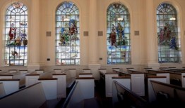 “希望与救赎”：看看阿拉巴马州教堂里令人惊叹的彩色玻璃窗