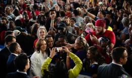 黑人集会支持卡玛拉·哈里斯，直面房间里的大象