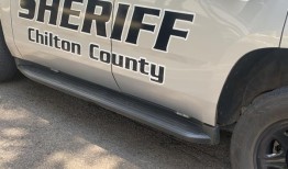 周五，在阿拉巴马州中部的家中发现两人重伤后，一名男子被捕