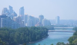 随着野火席卷整个地区，烟雾笼罩了加拿大西部和美国