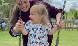 切尔西·格里森-米切尔：两岁的伊莎贝拉·惠登的尸体被妈妈推在婴儿车里好几天