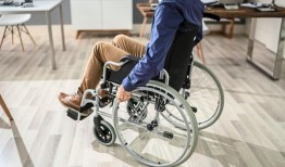 这名患有脊柱裂的美国男子的目标是进行技术改造，增强行动能力