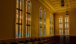 “希望与救赎”：看看阿拉巴马州教堂里令人惊叹的彩色玻璃窗