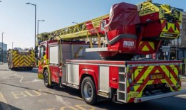 一名男子在试图营救跳下安全地带的兄弟后，在燃烧的房屋中死亡