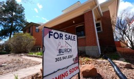 在美国，首次购房者需要12万美元的收入才能买得起中等价位的房子