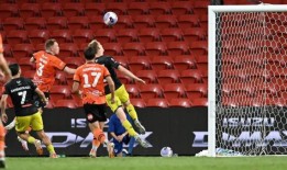 惠灵顿凤凰队在最后时刻被布里斯班咆哮队扳平，丢分