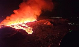 冰岛火山自去年12月以来第三次在雷克雅那爆发，喷出熔岩并撞击道路