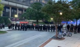 在抗议逮捕三年后，亨茨维尔同意放弃剩下的一个案件