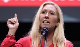 格林在应对炸弹威胁时意外死亡，“心碎”