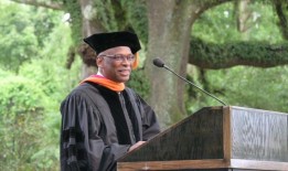 超级潜水器发明者在斯普林希尔学院的演讲中被“唤醒”，解决了禁书问题