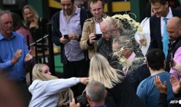 英国政客法拉奇“摇了摇头”，女子被控性侵