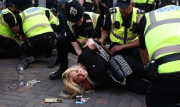 在英国，儿童被杀事件引发了极右翼骚乱