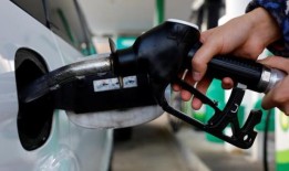 汽油价格每升下调8卢比