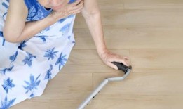 在膀胱过度活跃的患者中，夜间尿频与摔伤、骨折有关