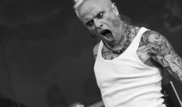 神童乐队主唱马克西姆：“基思·弗林特死后，我烧掉了我的作品”