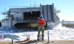 美国海军“不伦瑞克”号在西太平洋服役7年后重返美国