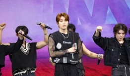 韩国流行男团十七创造了格拉斯顿伯里的历史