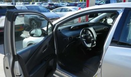 纯电动汽车销售放缓，混合动力汽车迎来复兴