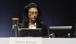 女性“被允许进入”董事会席位，但男性担任高薪的主席角色