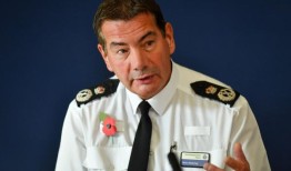 被停职的警察局长的福克兰群岛奖章“似乎是假的”，不当行为小组听到