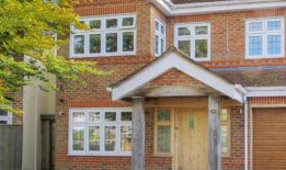 价值130万英镑的房子里的照片让人们对奇怪的设计选择感到困惑