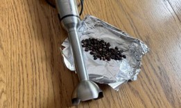 把锡纸从抽屉里拿出来，把尖端包起来即使没有研磨机，你也可以喝“小黑咖啡”