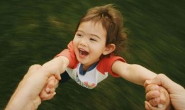 紧急警告家长不要用这种方式接孩子，否则可能会造成严重伤害