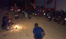 在火堆旁吃早餐