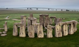 研究发现，巨石阵的中心岩石来自苏格兰，这引发了关于它是如何到达那里的问题