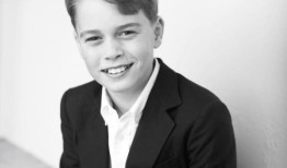 成年的乔治王子11岁生日时，凯特为他拍了一张新的生日照