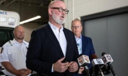 反战抗议者在与美国众议员德里克·范·奥登对峙后被捕