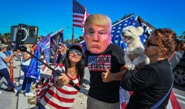 人们聚集在海湖庄园，特朗普面临起诉和逮捕