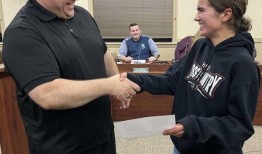 霍基亚姆市长，市议会表彰简·罗洛夫赢得州选举