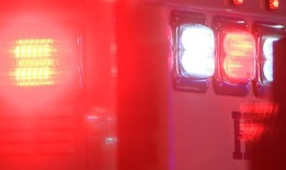 警方称，“逃犯和暴力性犯罪者”持刀袭击警察后被枪杀