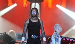 神童乐队主唱马克西姆：“基思·弗林特死后，我烧掉了我的作品”