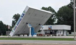 周日的雷暴破坏了加兹登的房屋，并导致两处与闪电有关的建筑起火