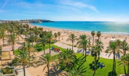 拥有“金色”海滩的西班牙海滨度假胜地是今年夏天最便宜的度假胜地