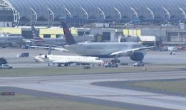 两架飞机在亚特兰大机场的停机坪上相撞