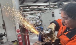 拉维娜每周用两天的时间来做金属作业